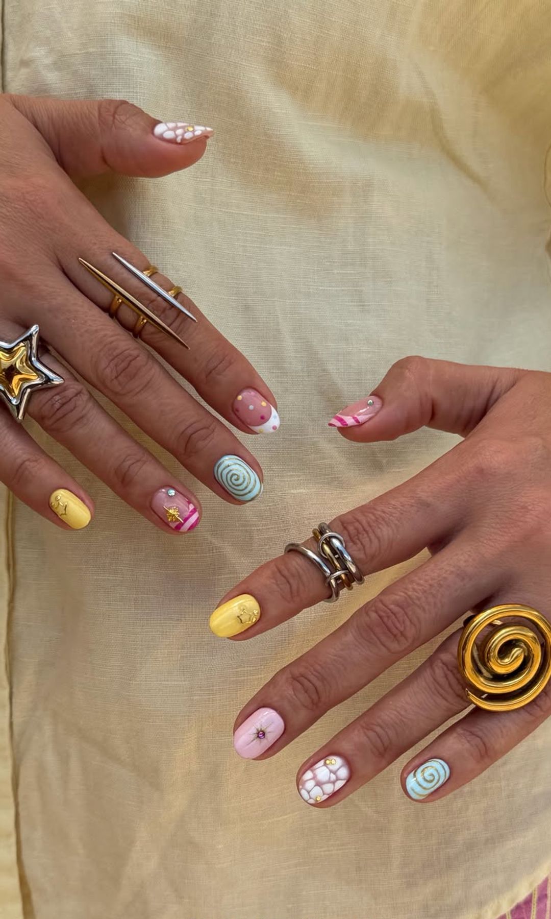 Manicura en tonos pastel variada