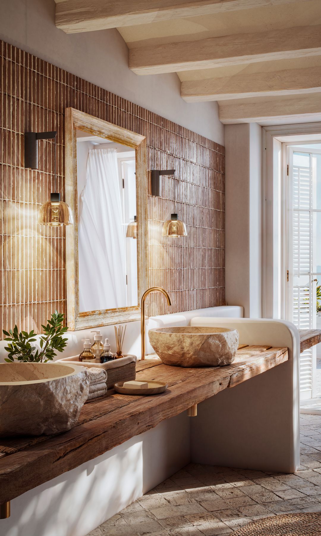 Baño con cerámica de carácter artesanal
