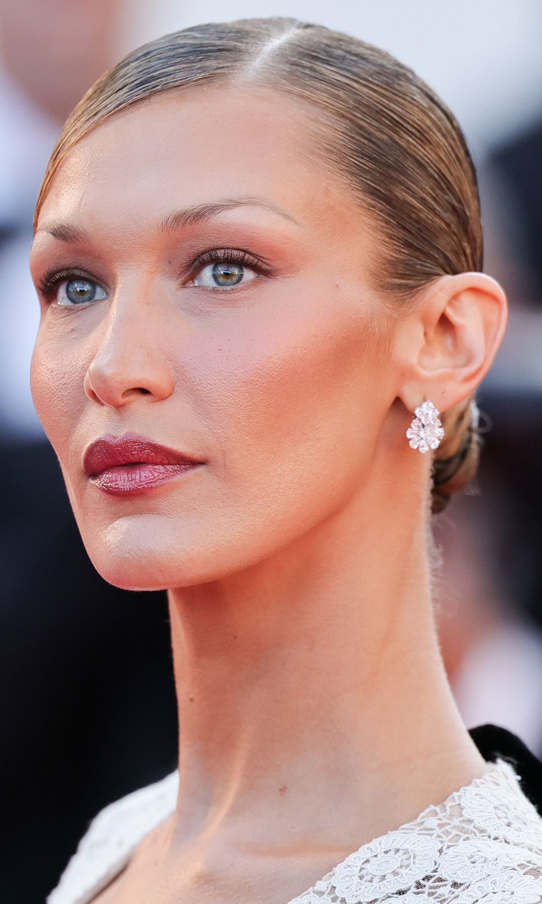 Bella Hadid en el Festival de Cannes 2026 con vestido blanco de encaje y maquillaje natural en tonos berry