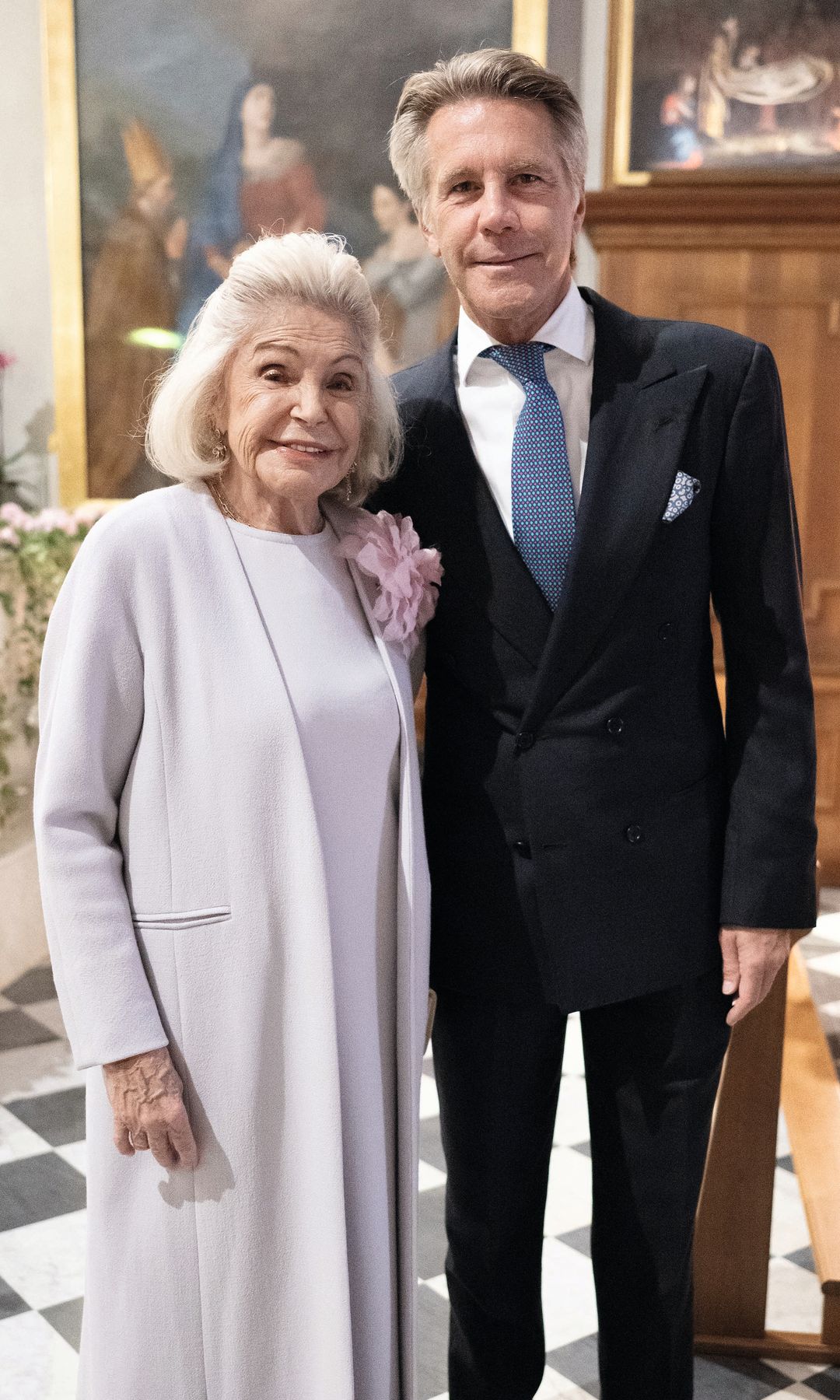 El príncipe Manuel Filiberto de Saboya con la princesa Beatriz de Orleans, abuela de la pequeña