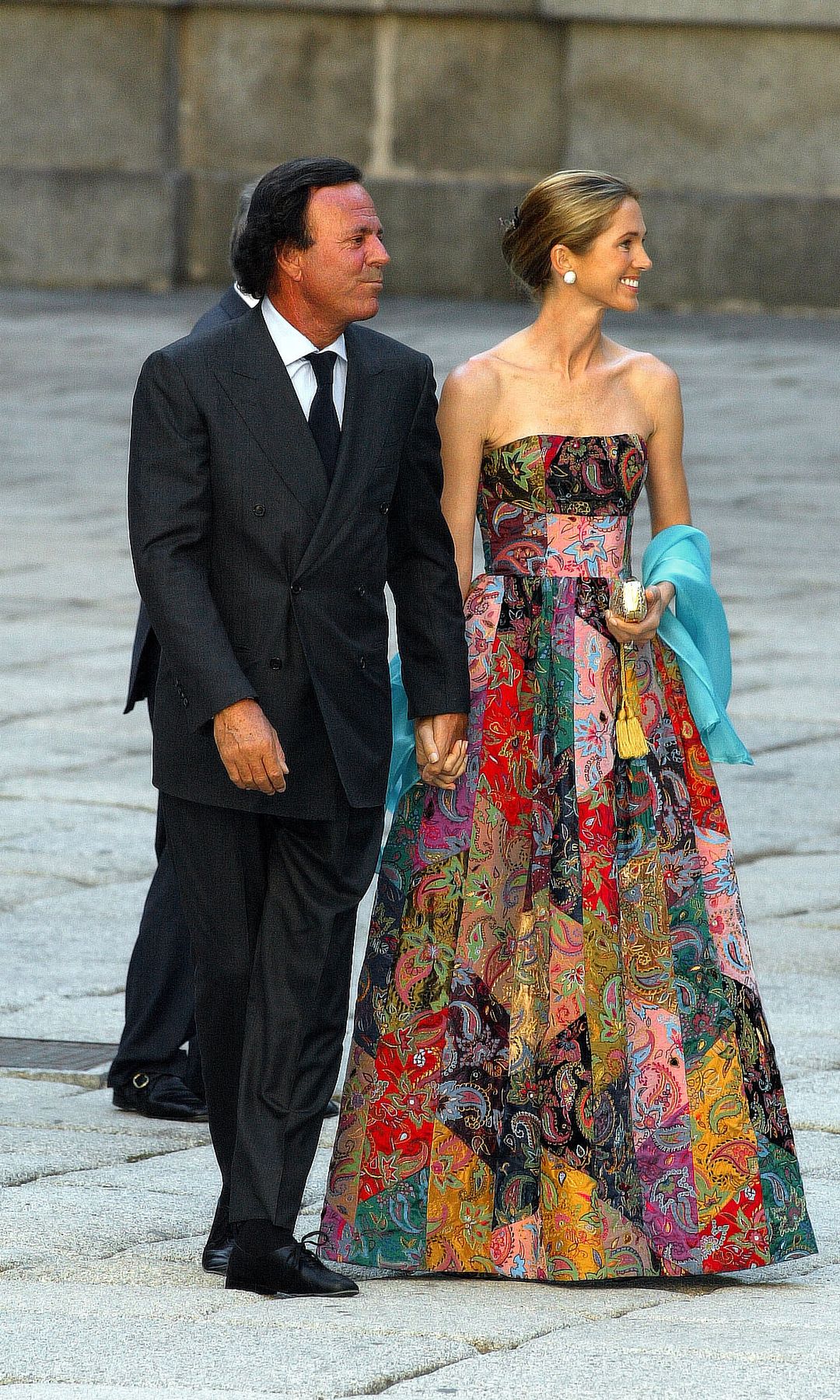 Saliendo de su zona de confort, pero igualmente acertada, Miranda impactó con este vestido estampado de Oscar de la Renta en la boda de Ana Aznar y Alejandro Agag el 5 de septiembre de 2022.