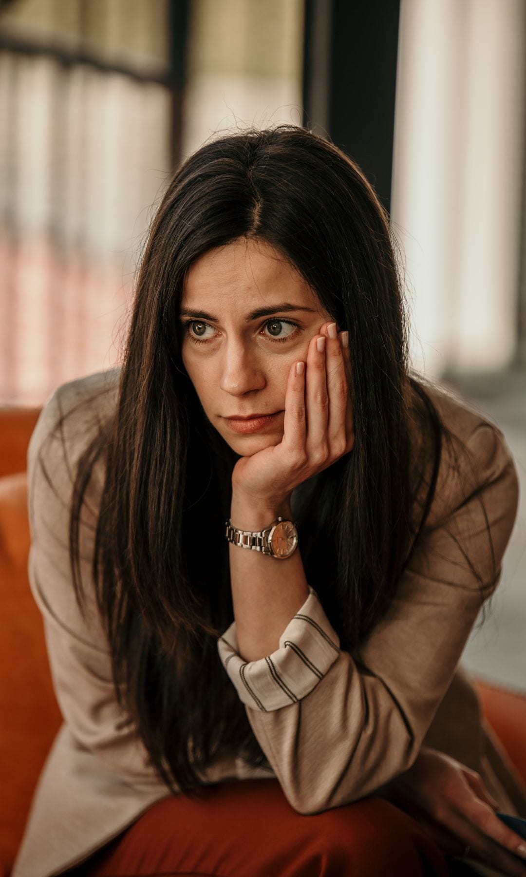 Una mujer pensativa y preocupada