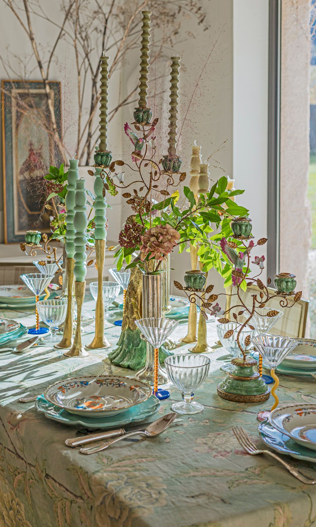 Mesa de primavera con candelabros