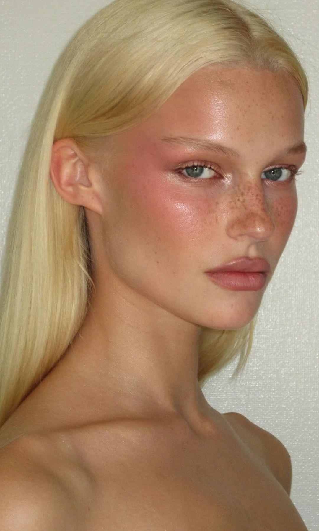 Bronceador y colorete tostado en un maquillaje inspirado en Bondi Beach