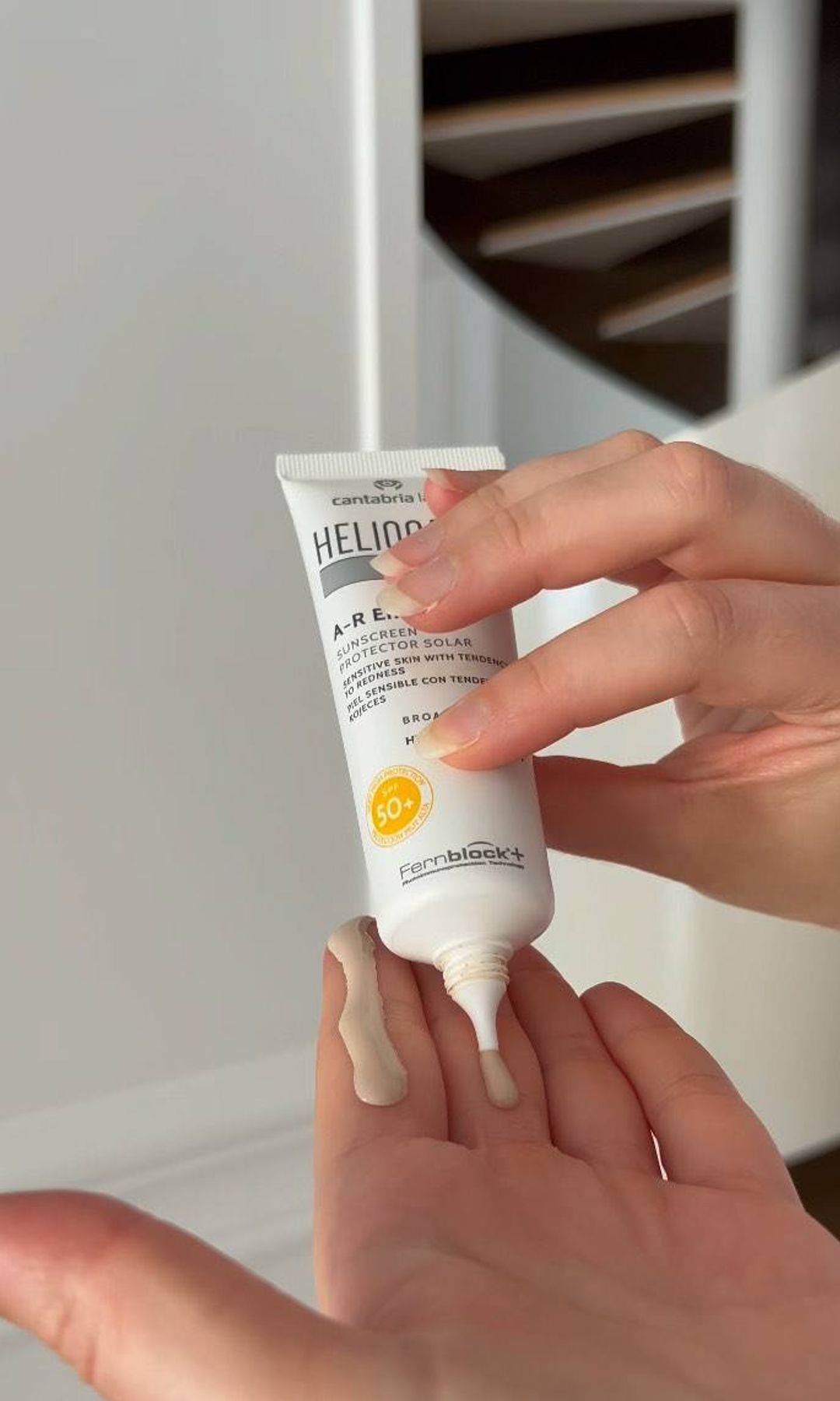 Aplicación de protector solar SPF 50 sobre la mano siguiendo la cantidad recomendada.