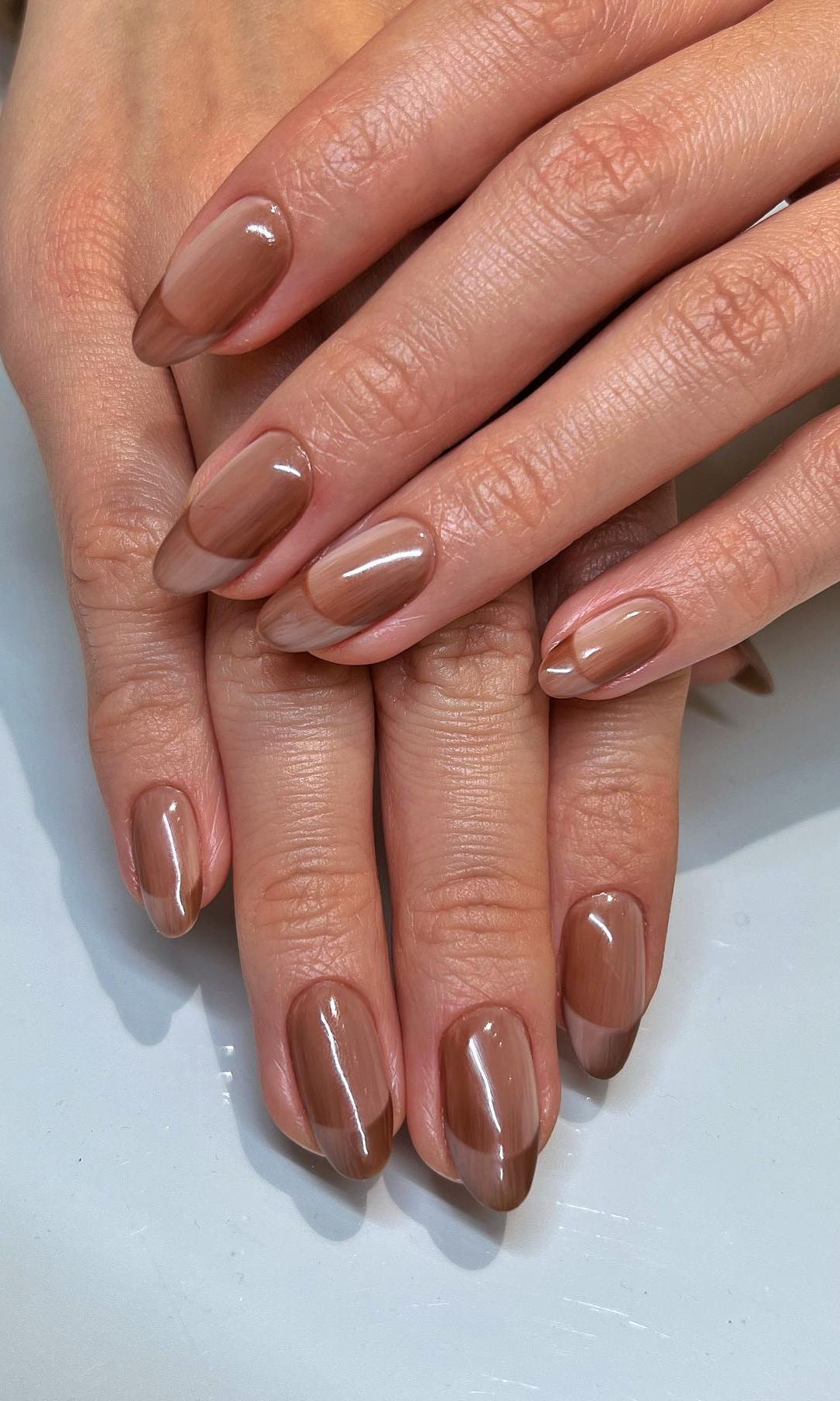Manicura marrón efecto ojo de gato