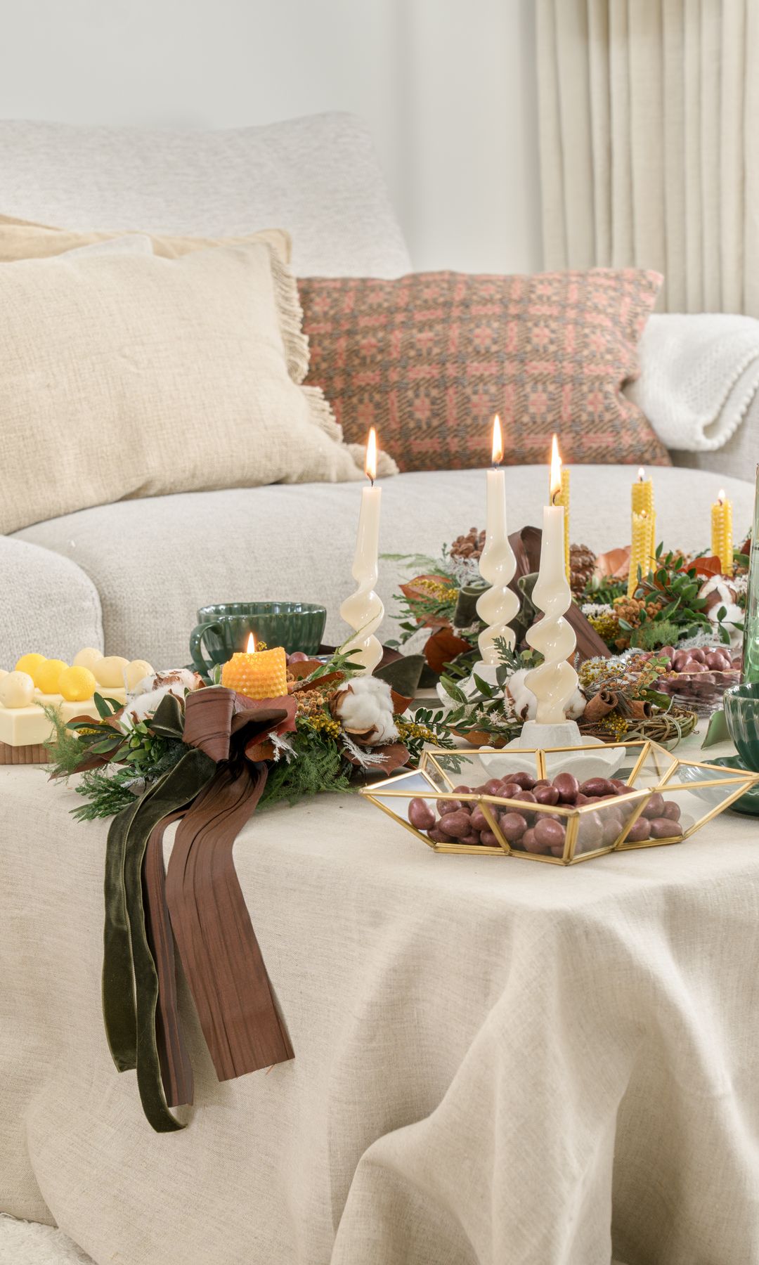 Mesa de centro decorada por Navidad