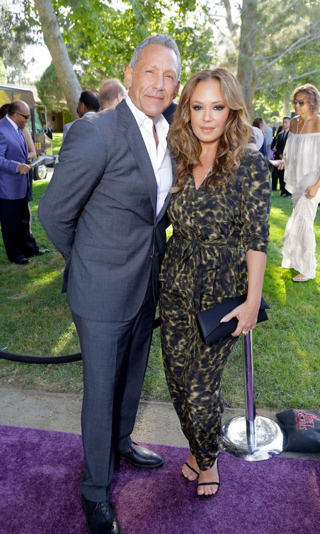 Angelo Pagan y Leah Remini en el HollyRod 20th Annual DesignCare en Cross Creek Farm en julio de 2018, en Malibu, California. (Foto por Tiffany Rose/Getty Images para HollyRod Foundation)
