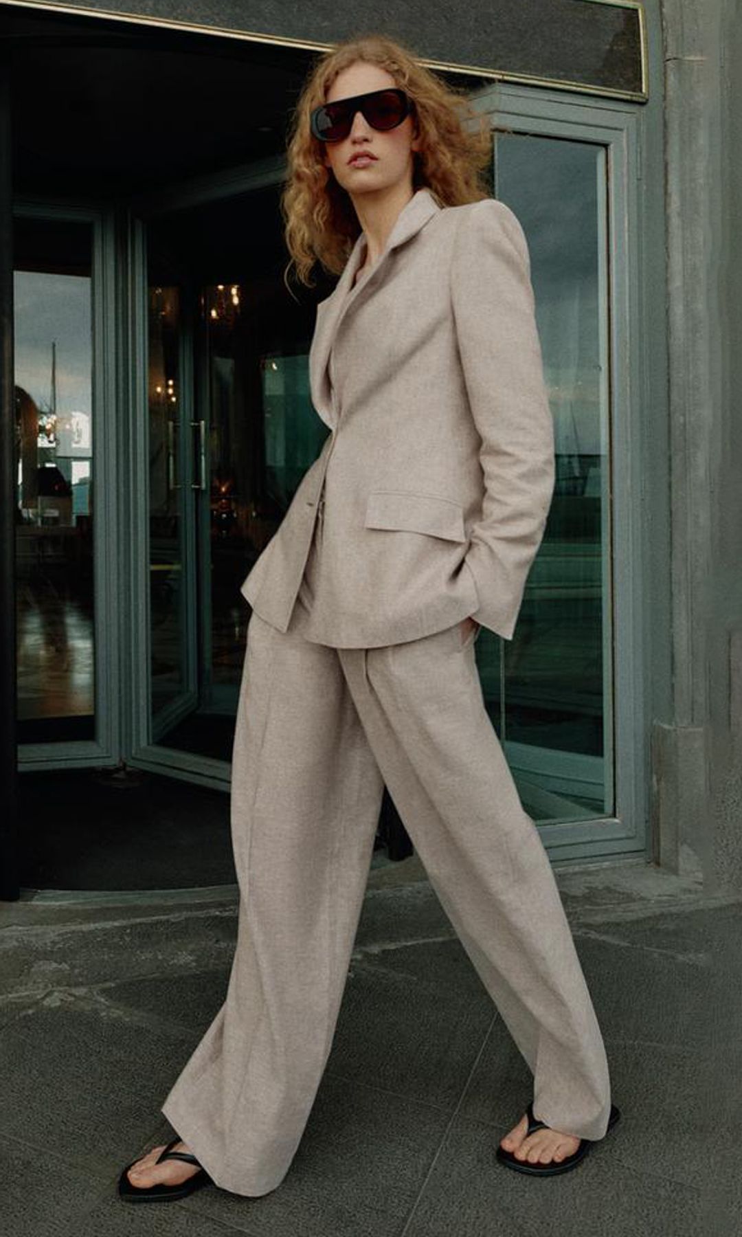 Una única blazer de lino de Zara y tres looks que te salvarán en la 'rentrée' hasta octubre
