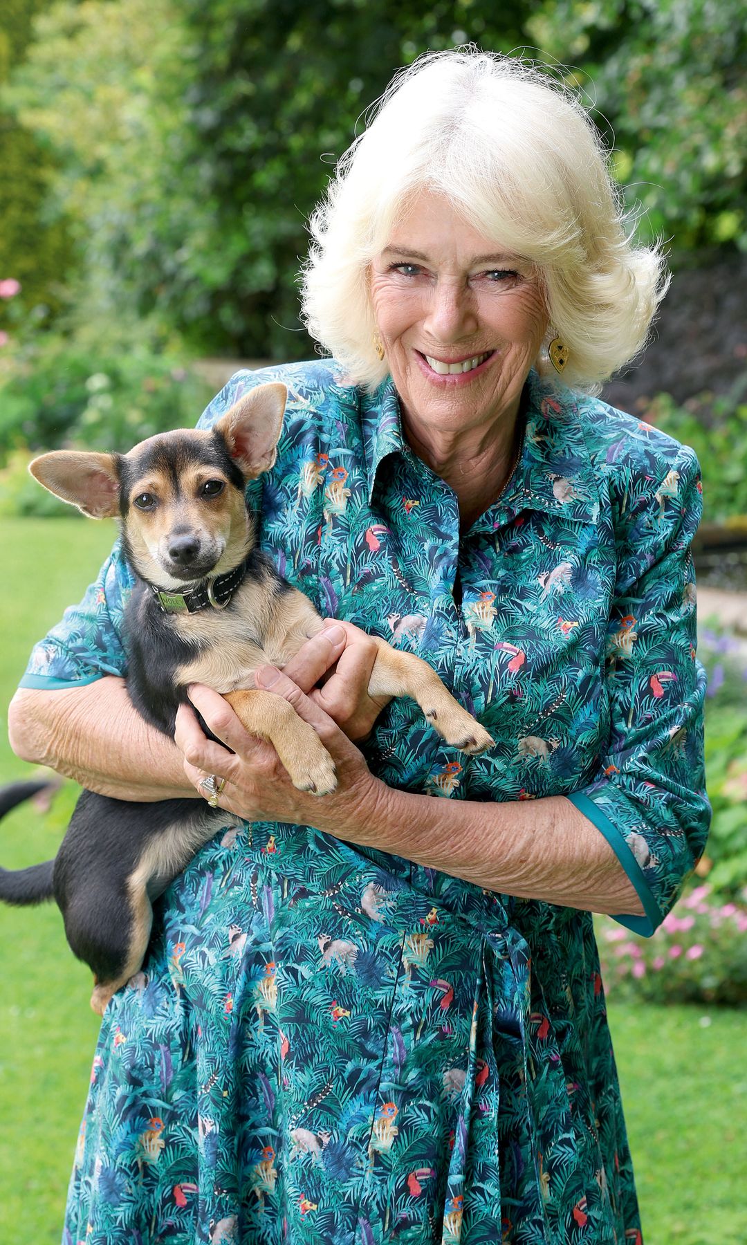 Camilla junto a su fiel mascota 