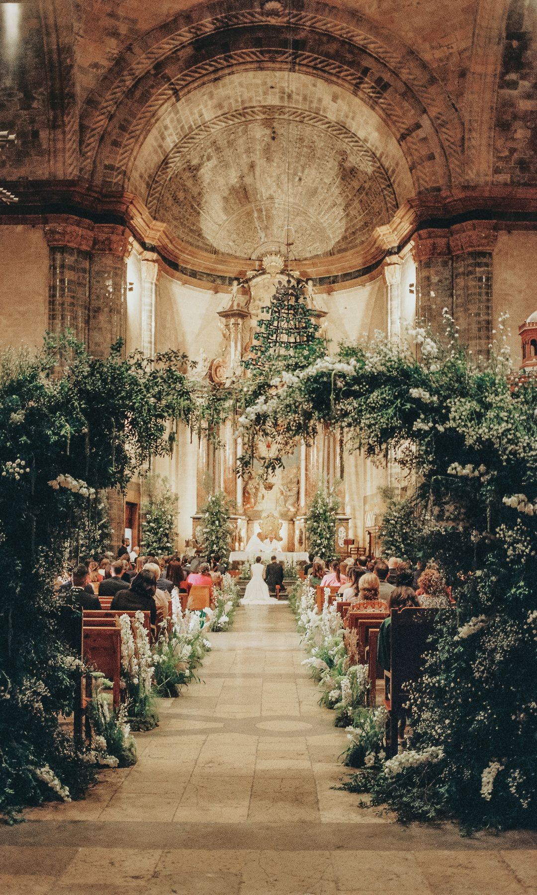 Decoración de iglesia de una novia con vestido de Navascués