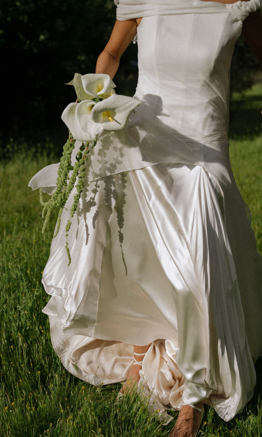 Vestido de novia asimétrico y ramo de calas