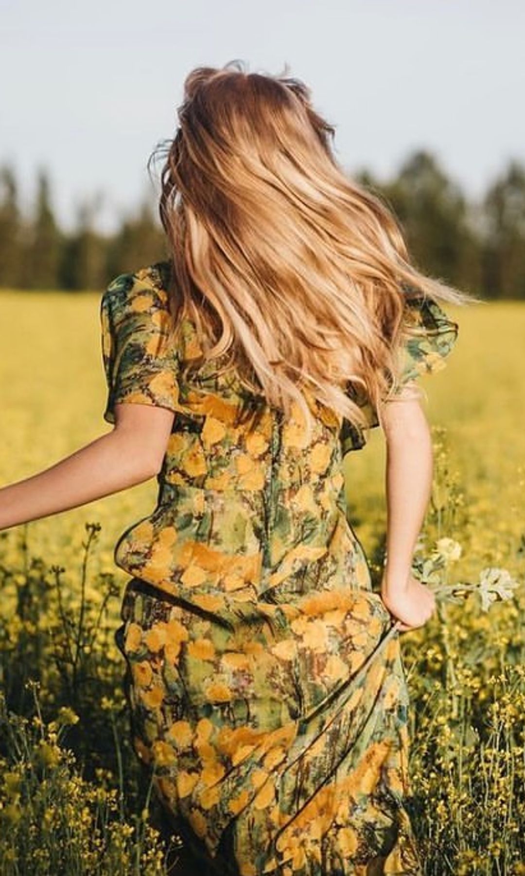 Una chica corriendo en el campo