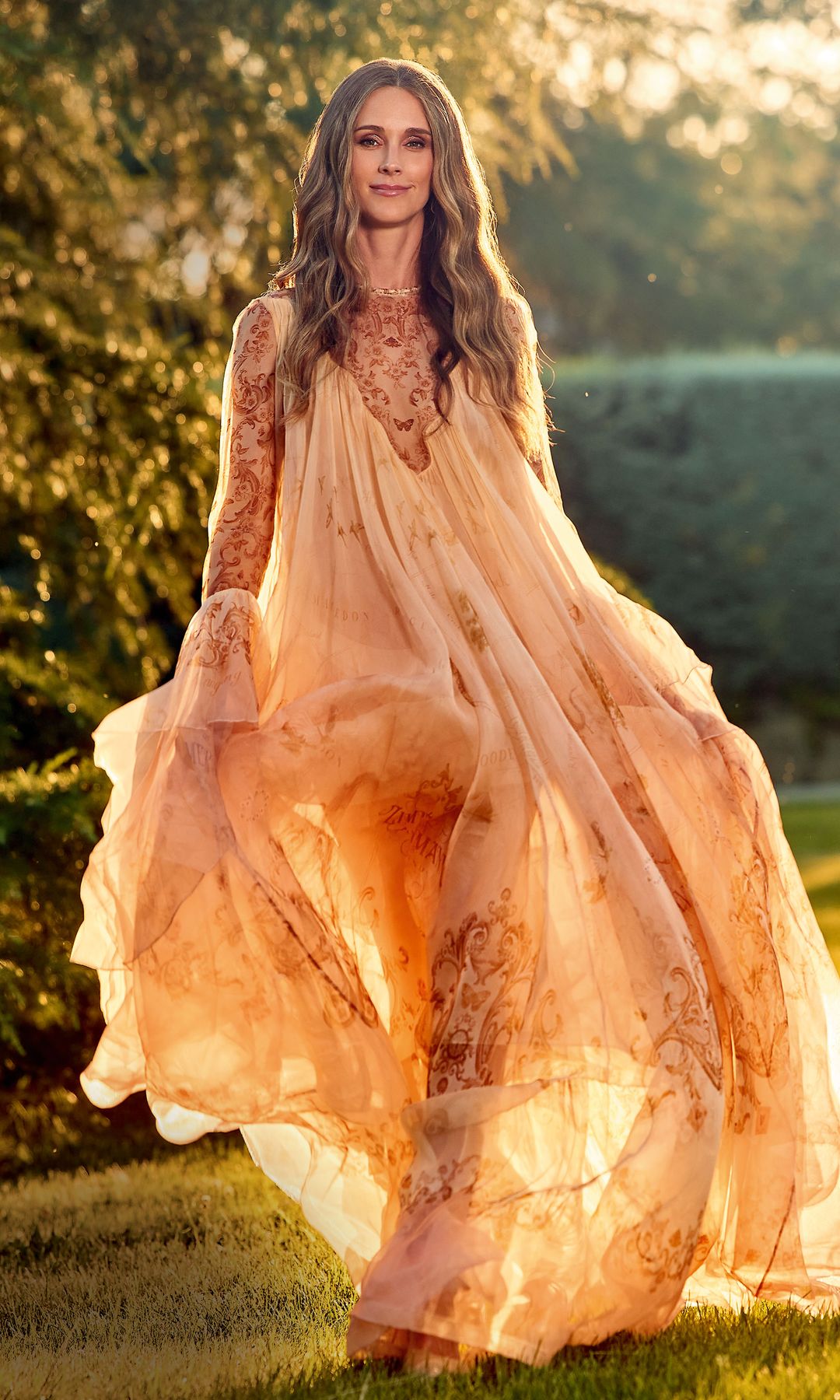 Astrid lleva vestido de Zimmermann y joyas de Aristocrazy