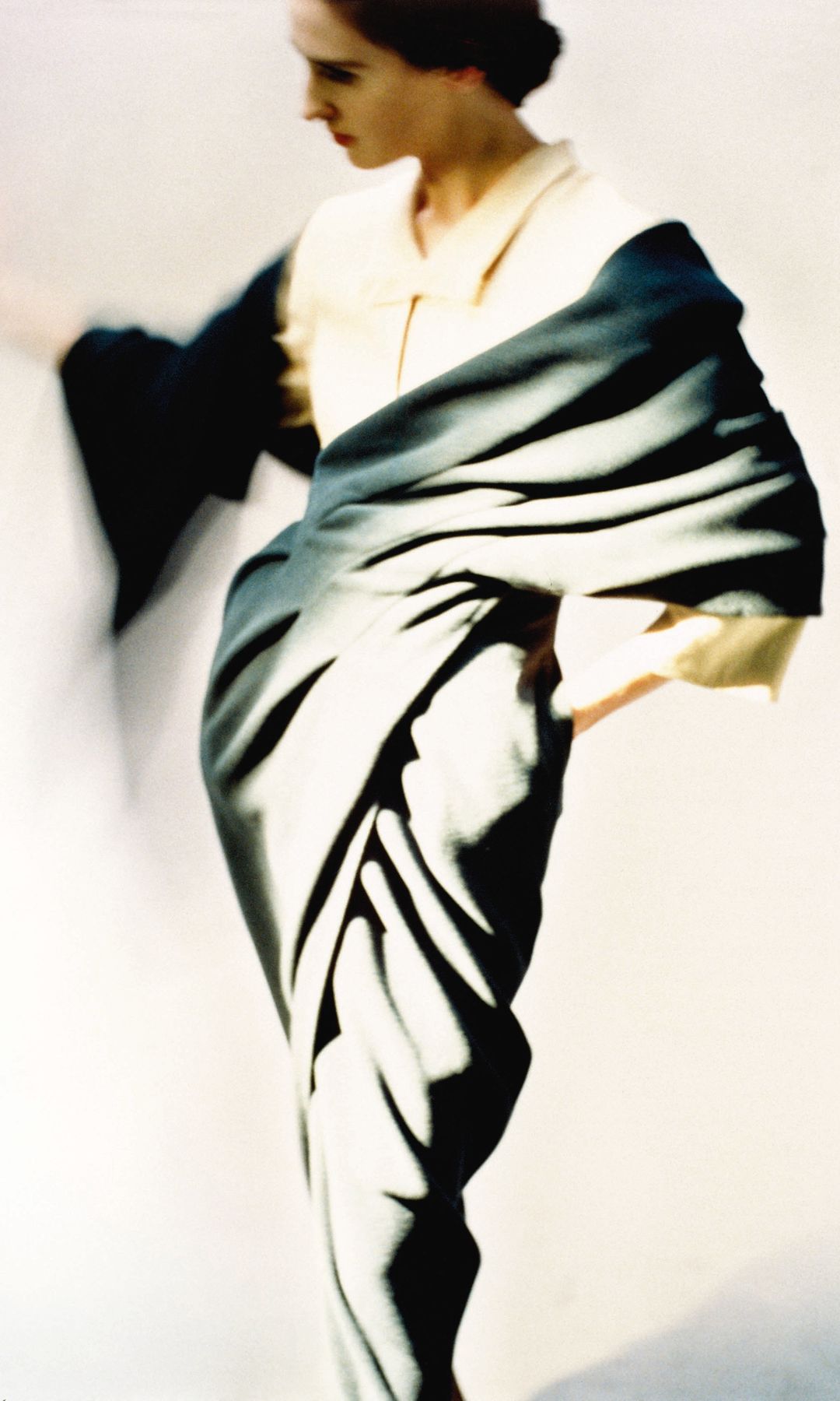 Imagen del vestido Indira, por Javier Vallhonrat. “Tiene potencia como imagen, más allá de la época, de la modelo o la tendencia, aunque sin Sybilla y su talento único no habría sido posible”, reconoce el autor.