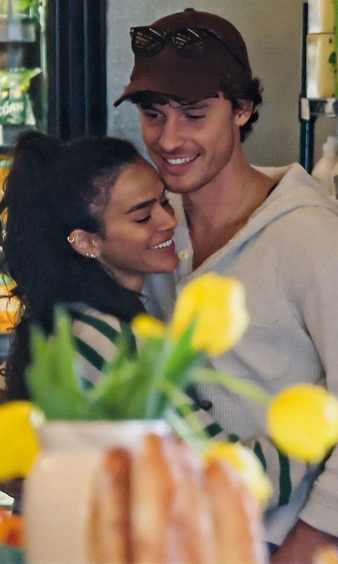 Shawn Mendes con la brasileña Bruna Marquezine haciendo la compra juntos