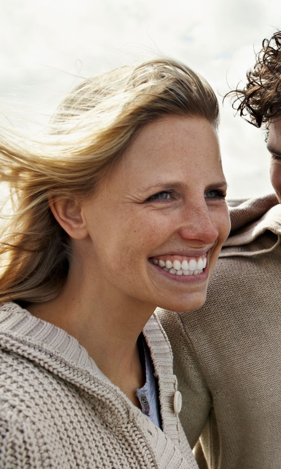 Pareja feliz en la playa