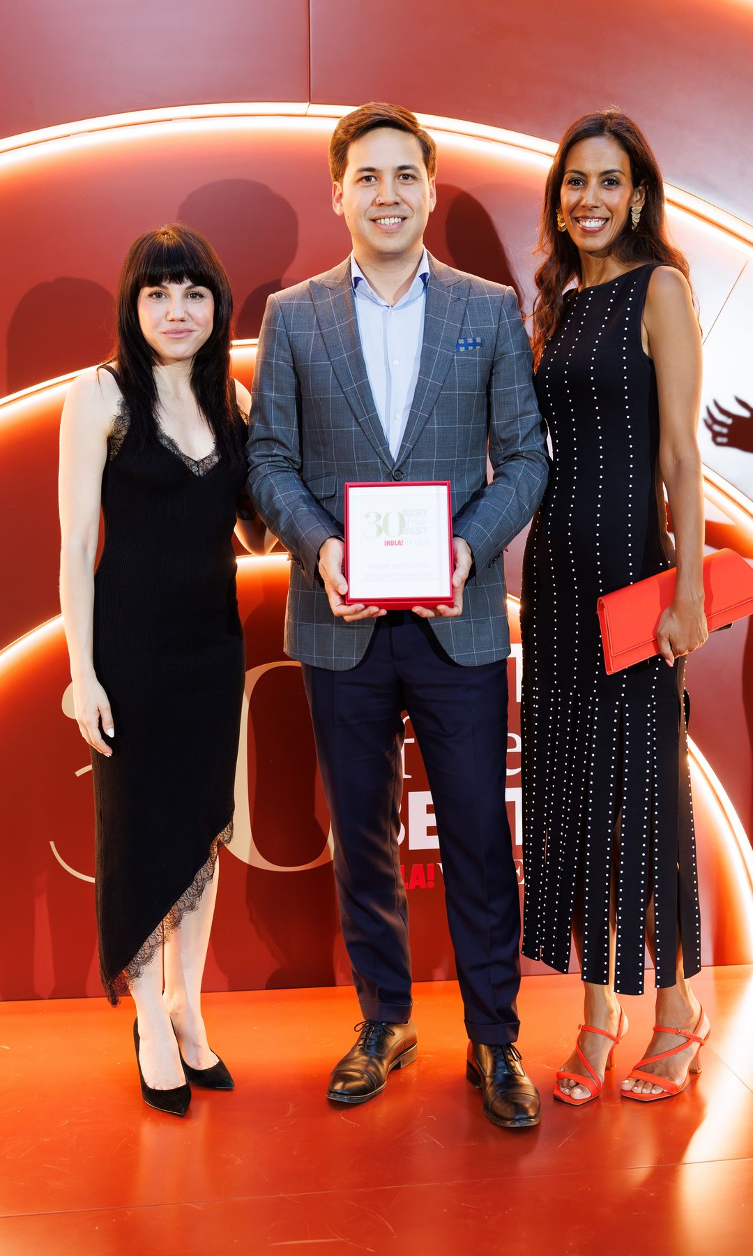Angie Fernández entrega el galardón a Nacho de la Fuente (Director) y Beatriz Rodrigues (Director of Marketing, Communications ﹠ PR), de Hotel Montera Madrid, Curio Collection by Hilton