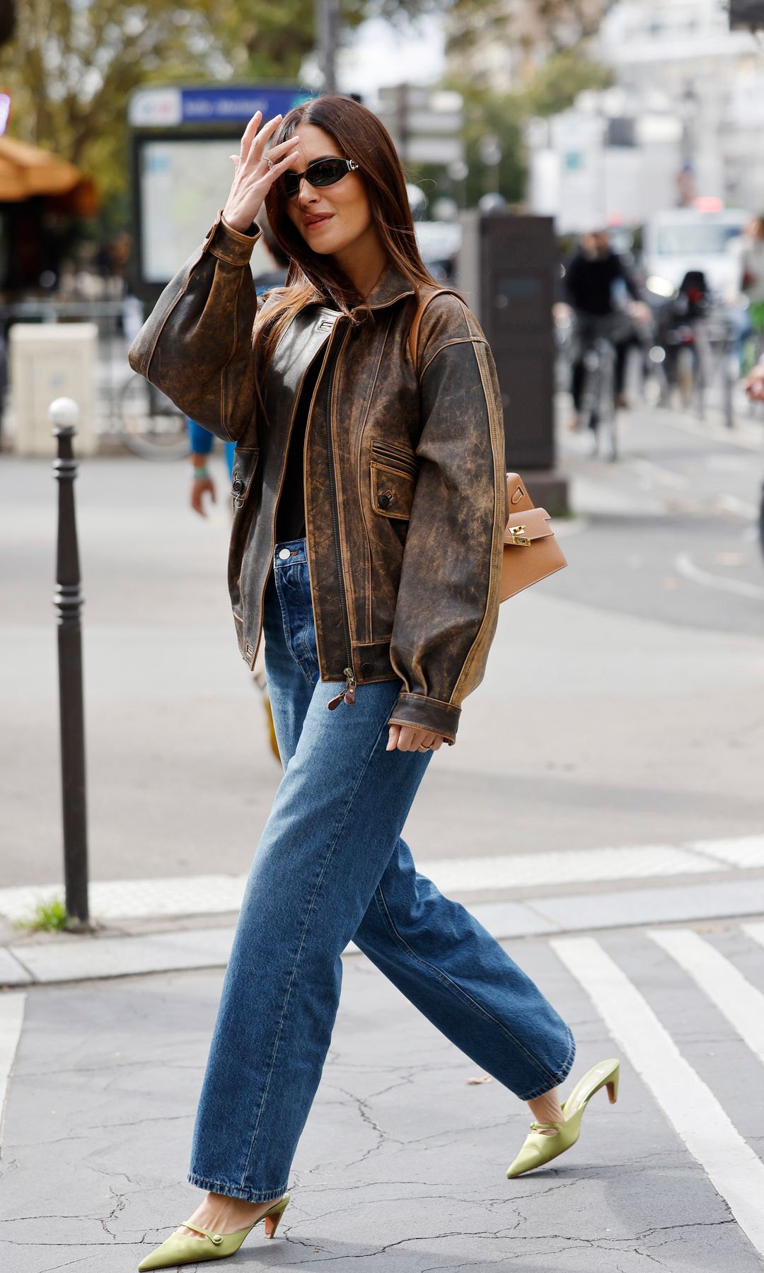 5 looks con cazadora de cuero para el otoño, una guía de Gala González