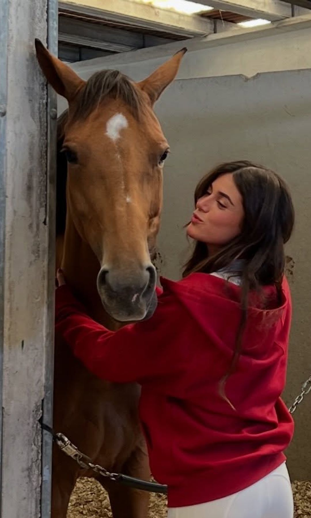 Sira Martínez cuidando de su caballo