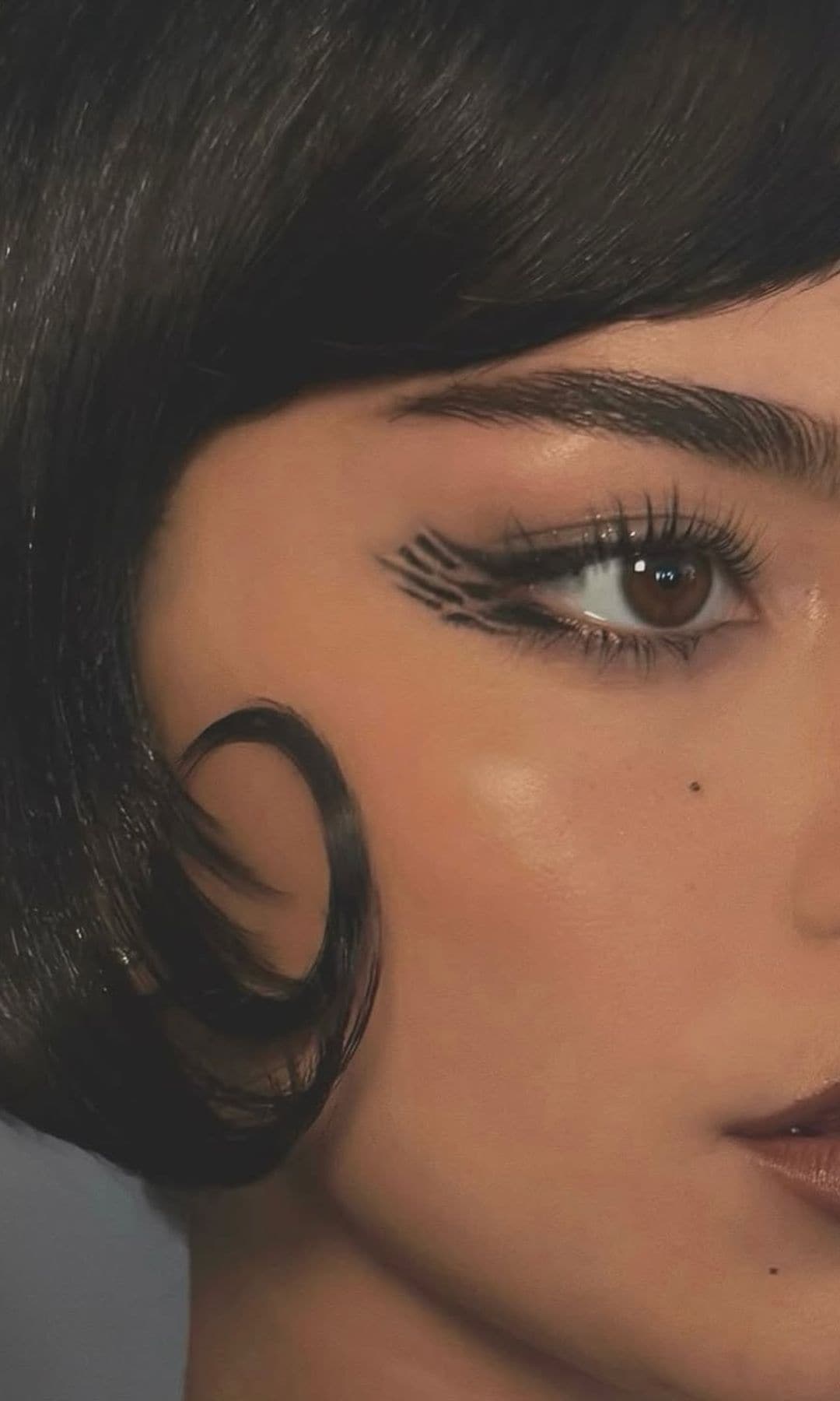 Vistazo al maquillaje de Isabela Merced 