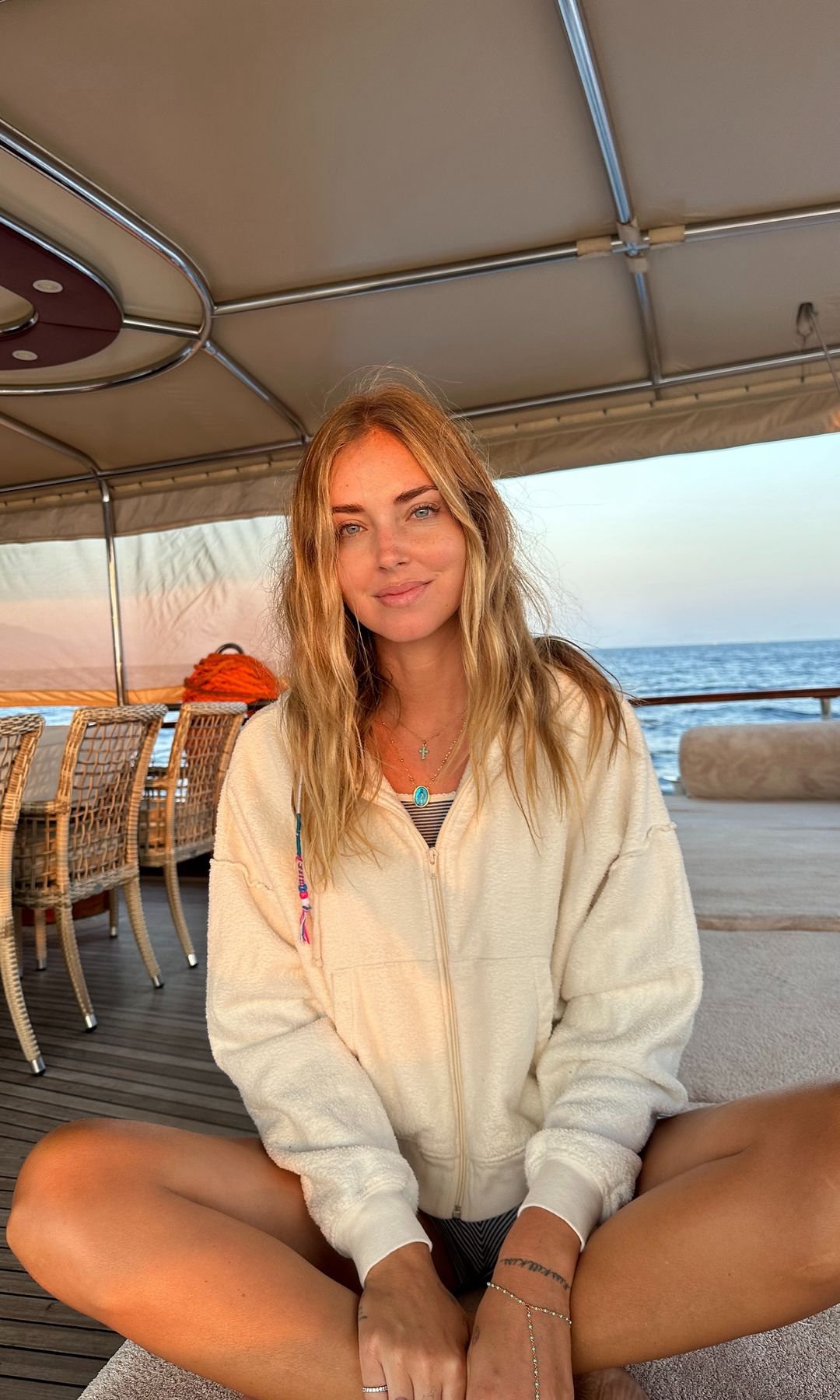 Chiara Ferragni con sudadera en un barco en Ibiza