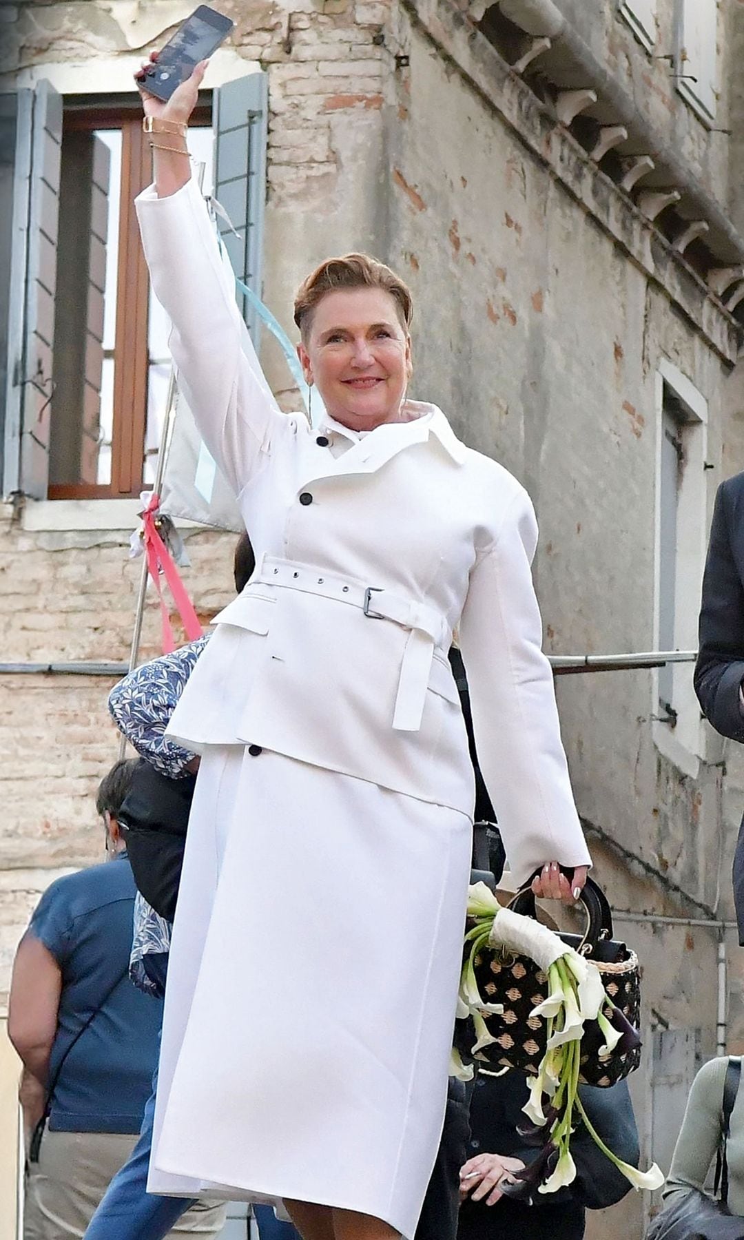 Francesca, con el traje que escogió para la ceremonia civil (viernes 10)