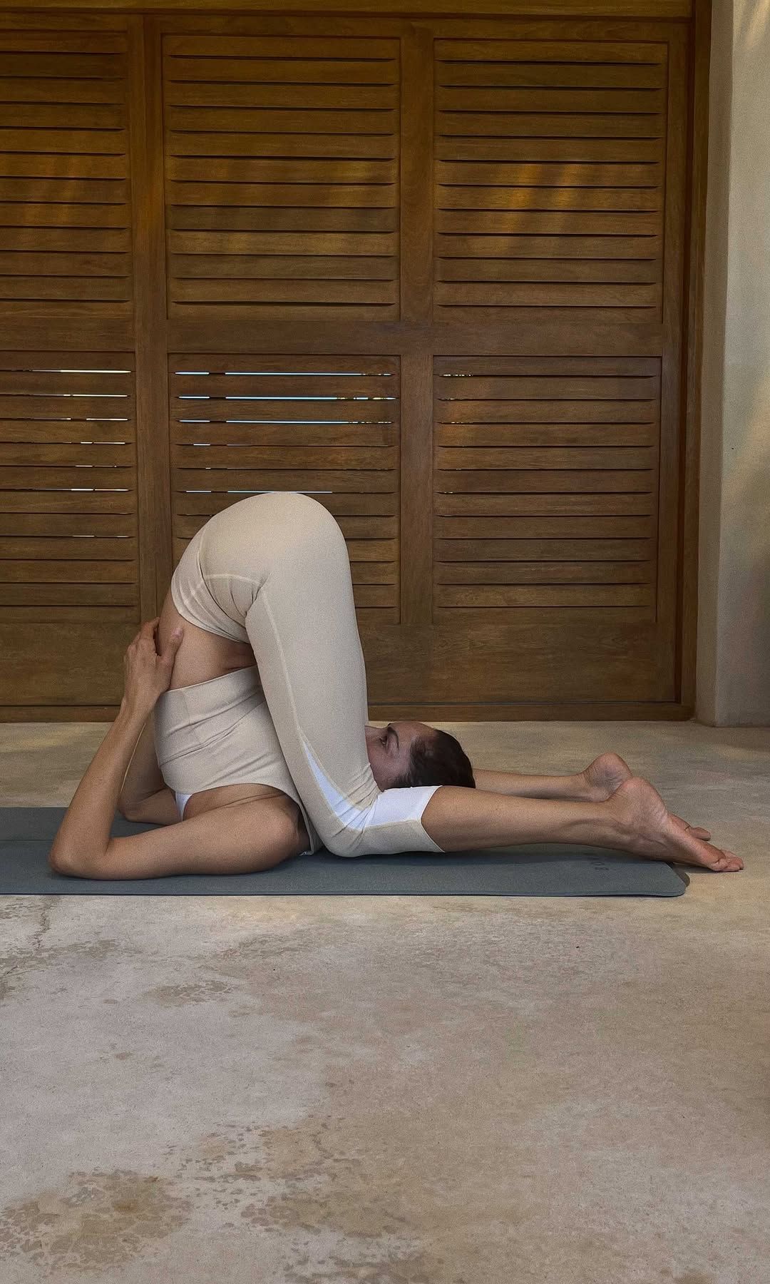 Eugenia Silva practicando yoga