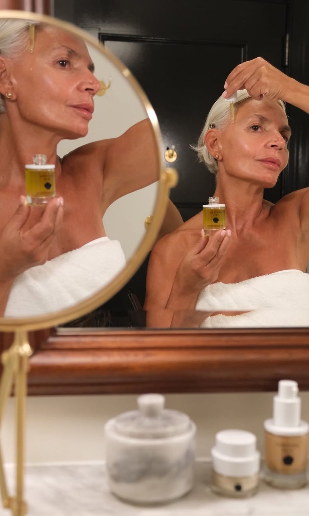 La influencer Grece Ghanem inspira a miles de mujeres +50 con un estilo beauty donde menos cobertura y más piel son la verdadera clave del rejuvenecimiento