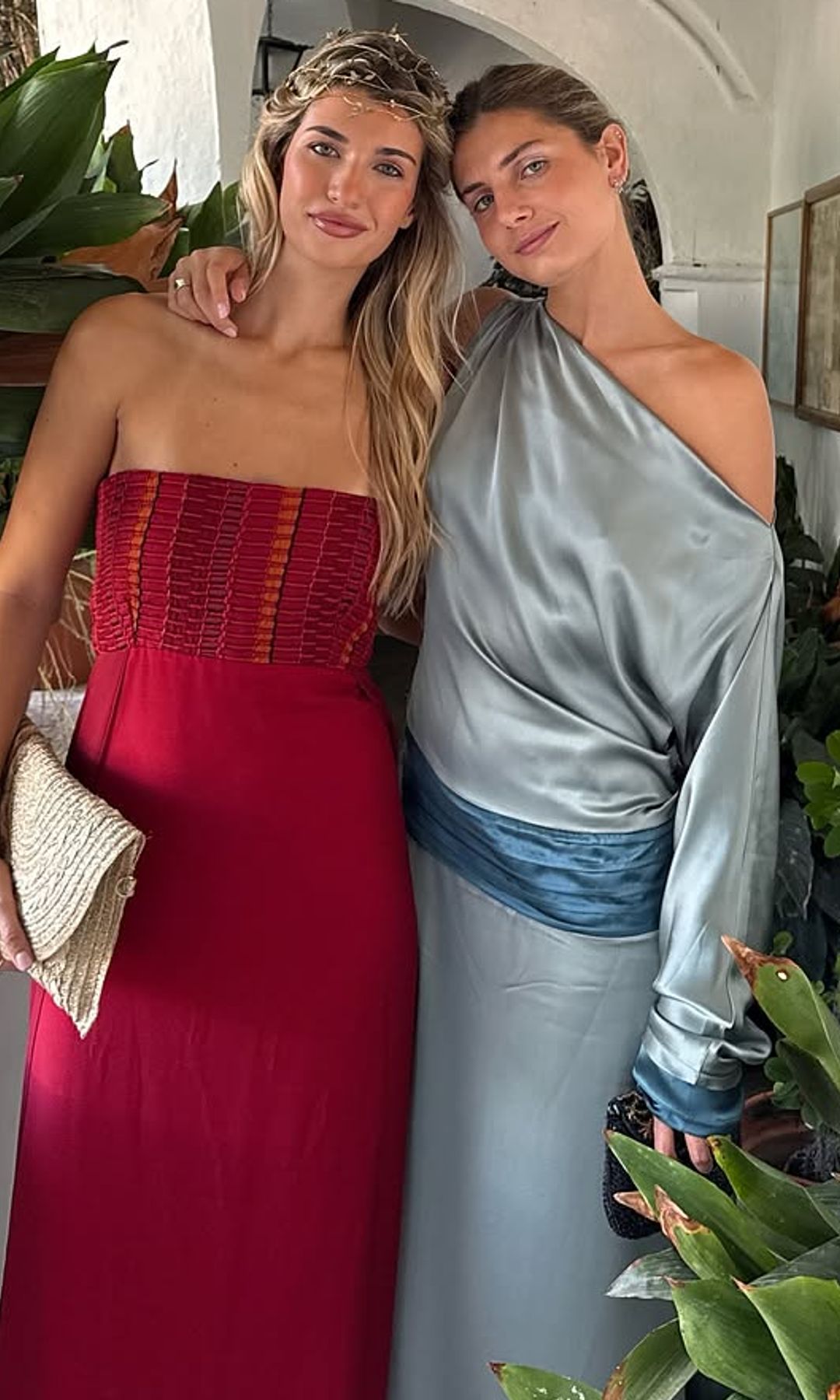 Amina Martínez de Irujo elige un look sofisticado y moderno para ir de boda en Tarifa: vestido satinado de escote asimétrico con efecto fajín