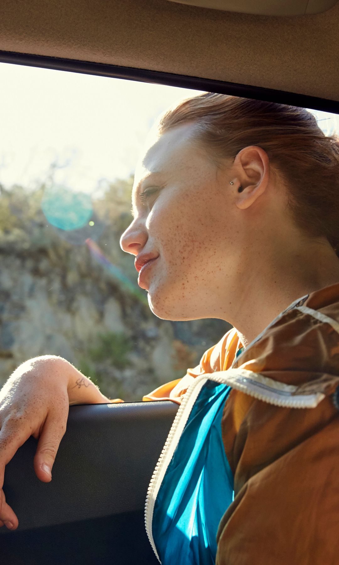 Mujer viajando y mirando por la ventana