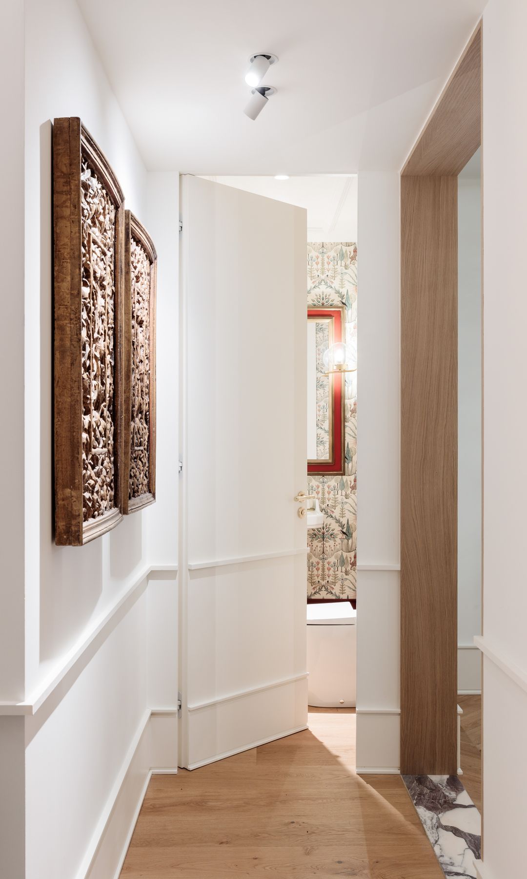 Proyecto de Pilsferrer. Puerta abatible invisible, sin tapetas
