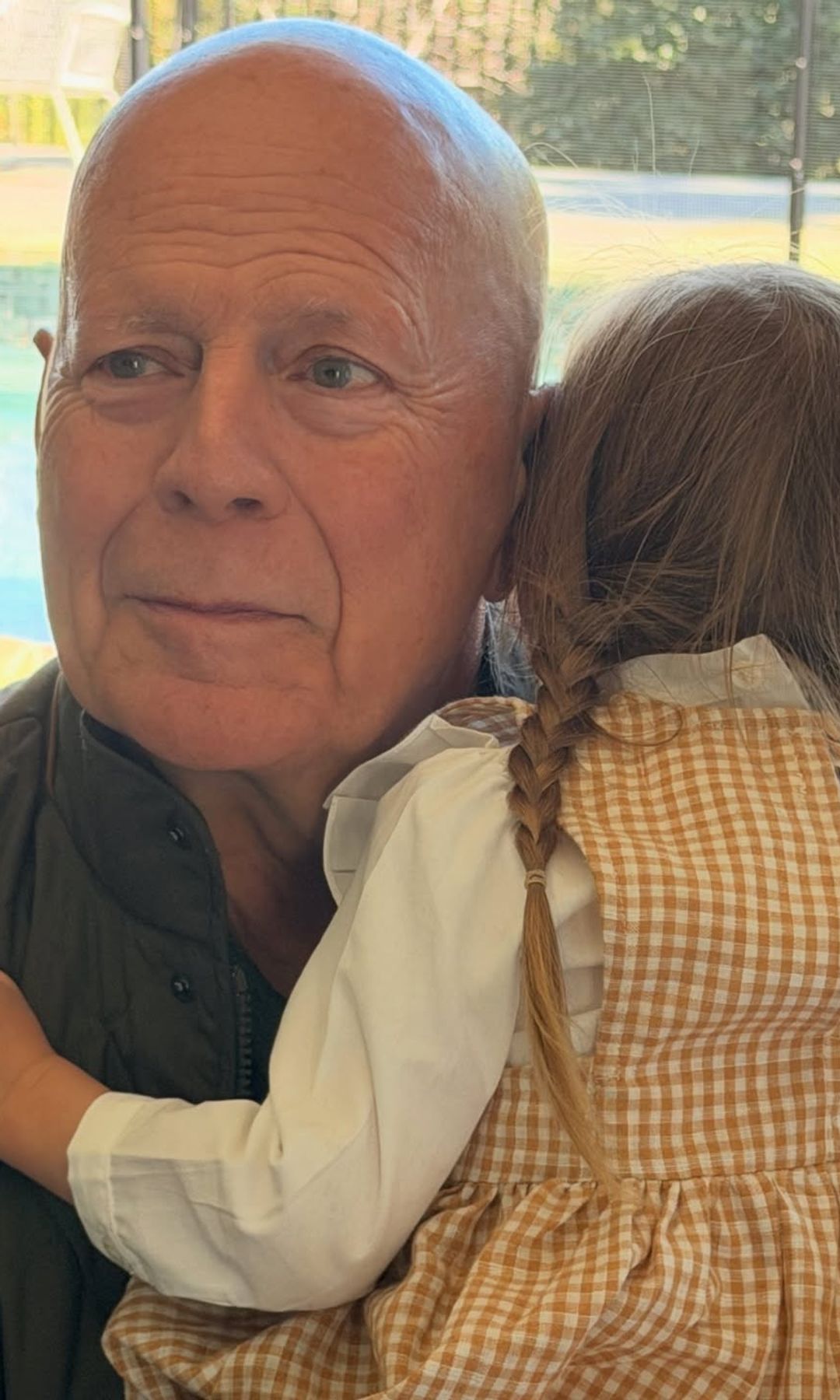 Bruce junto a su nieta 