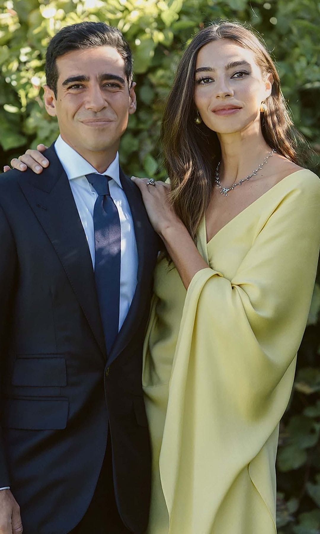 Carlos Herrera con su hermana, Rocío Crusset, que llevó un vestido estilo kimono en seda de color amarillo, de Sybilla