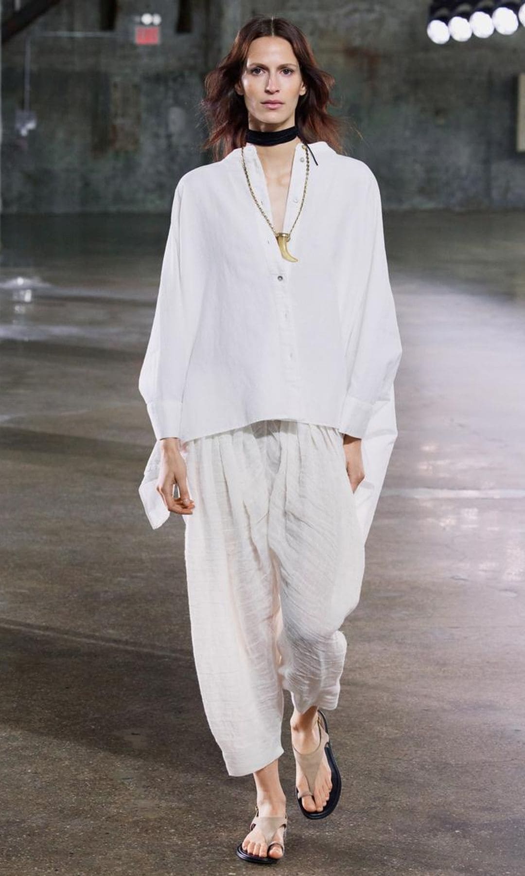 camisa blanca con capa