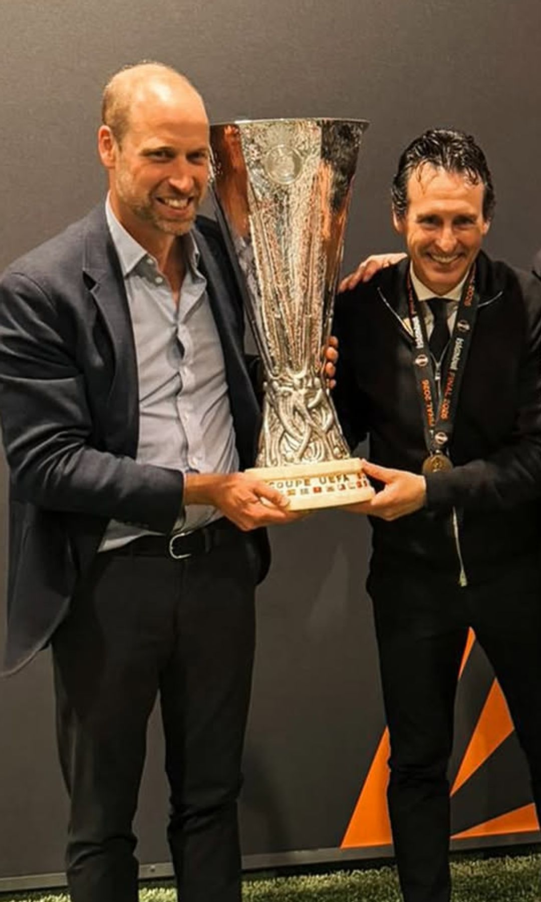 El príncipe Guillermo, con la copa de campeones, junto a Unai Emery, el entrenador guipuzcoano del Aston Villa