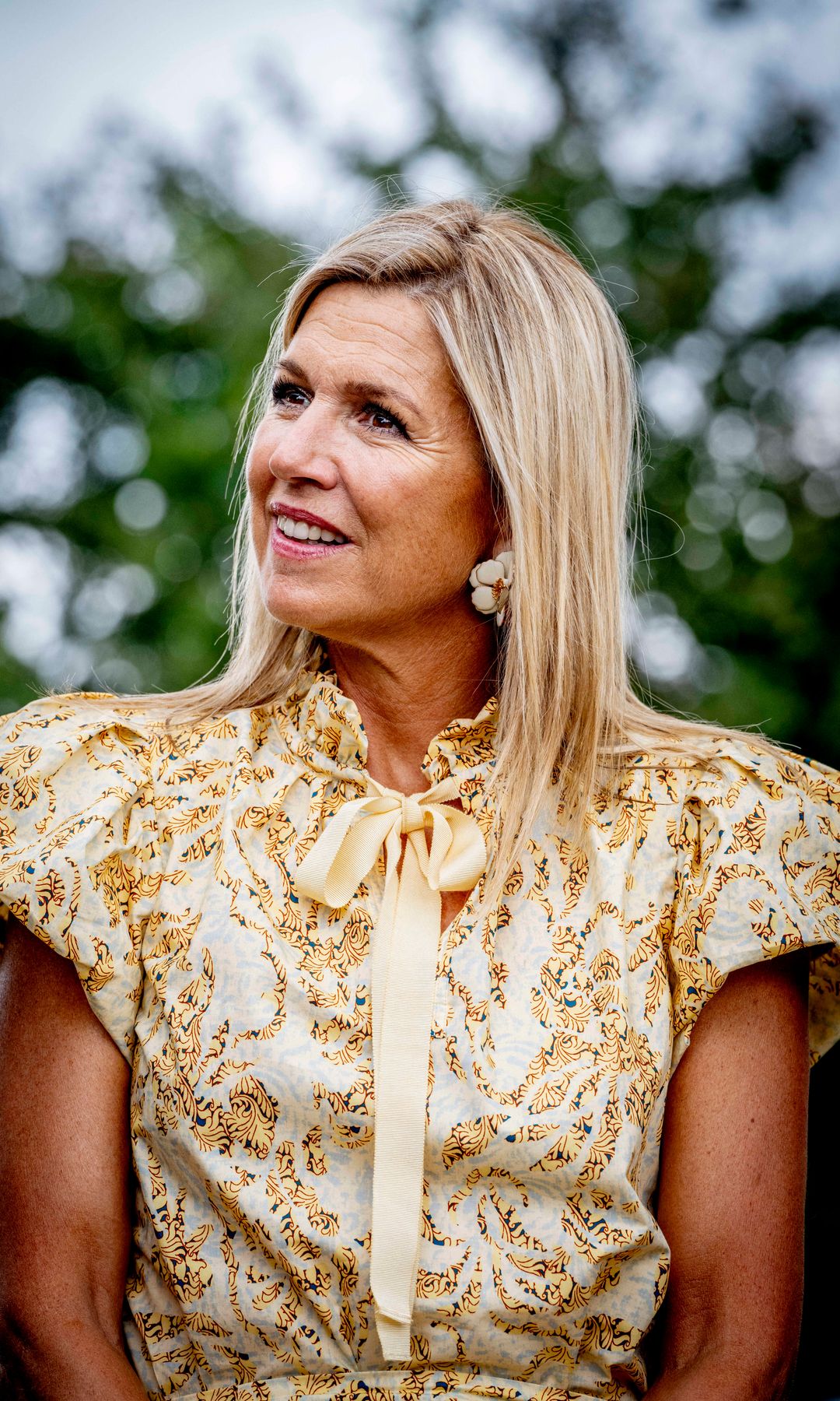 El look de Máxima de Holanda en su 'vuelta al cole': un nuevo conjunto trampantojo y sus pendientes preferidos de Zara