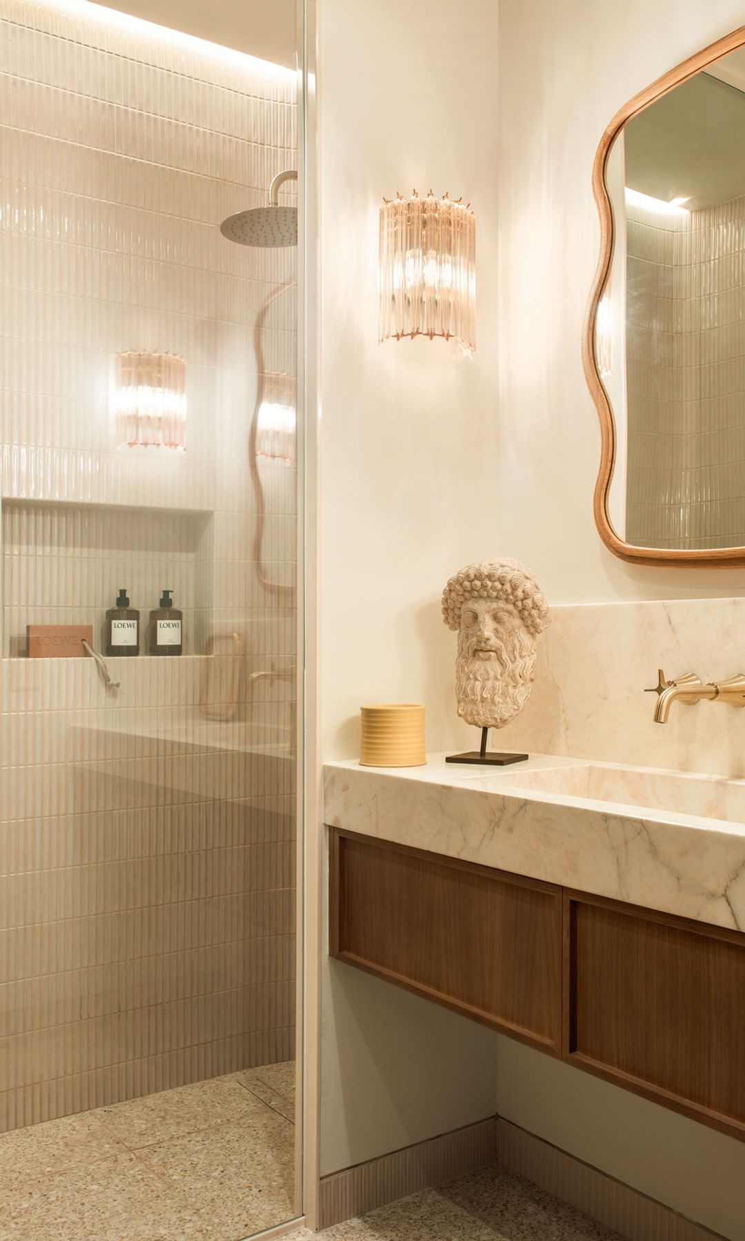 Baño con arte. Escultura en el lavabo. Proyecto de Deleite Design
