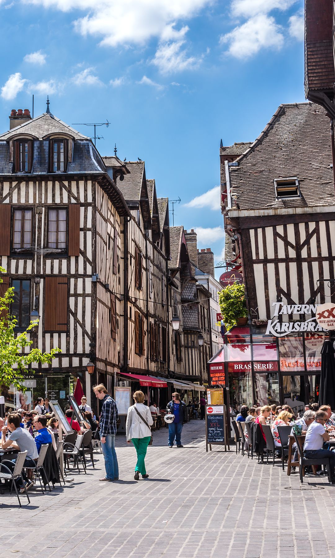 Casco antiguo de la ciudad medieval de Troyes, Francia