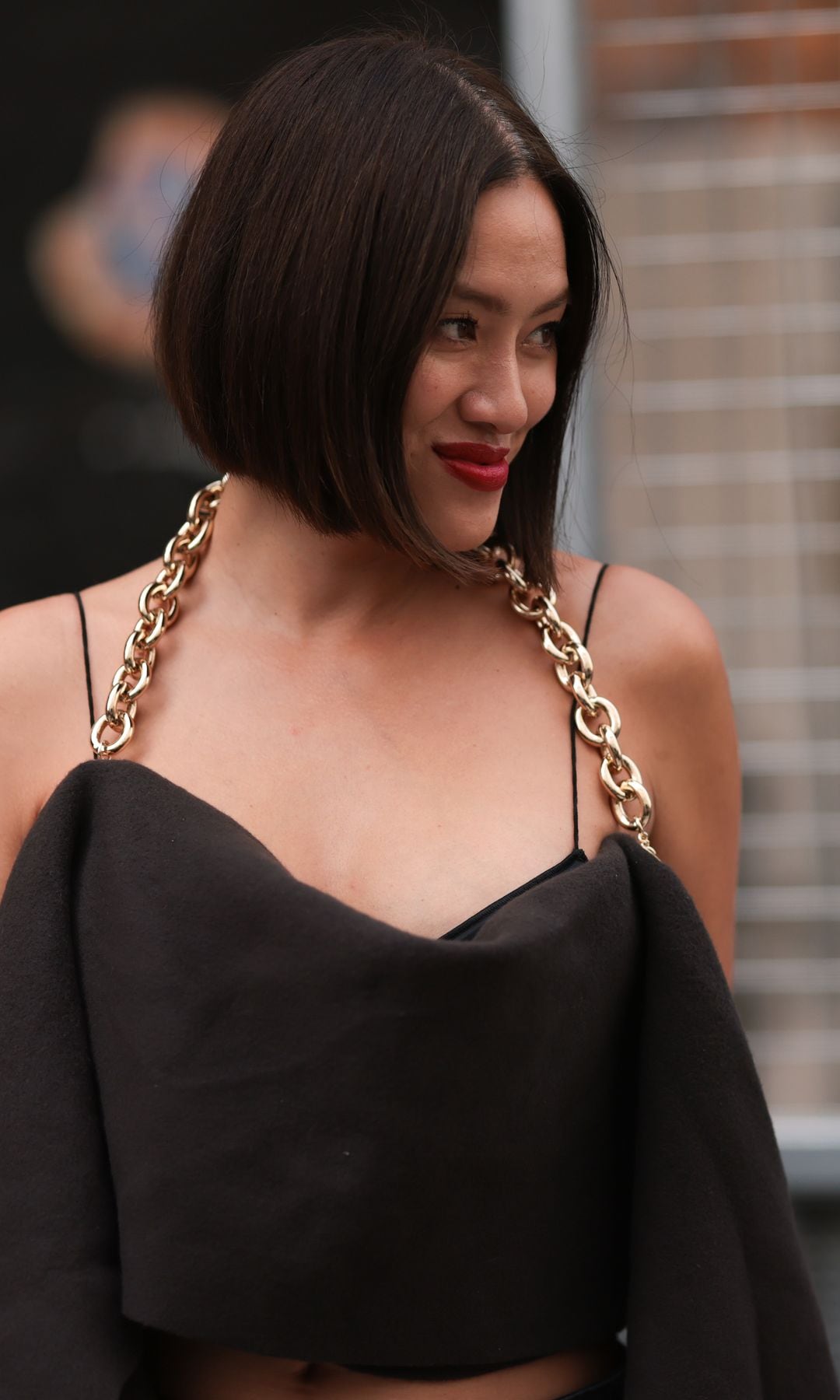 Mujer con cabello corto asimétrico
