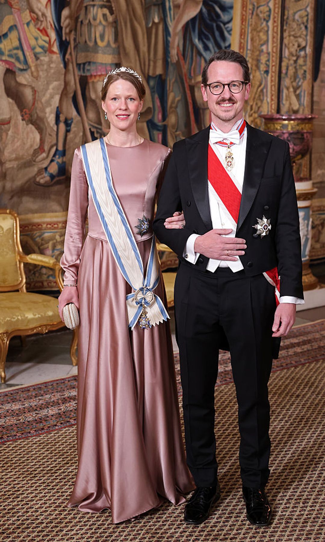 La princesa Danica y el príncipe Felipe de Serbia en la cena de gala del 80 aniversario de Carlos Gustavo de Suecia