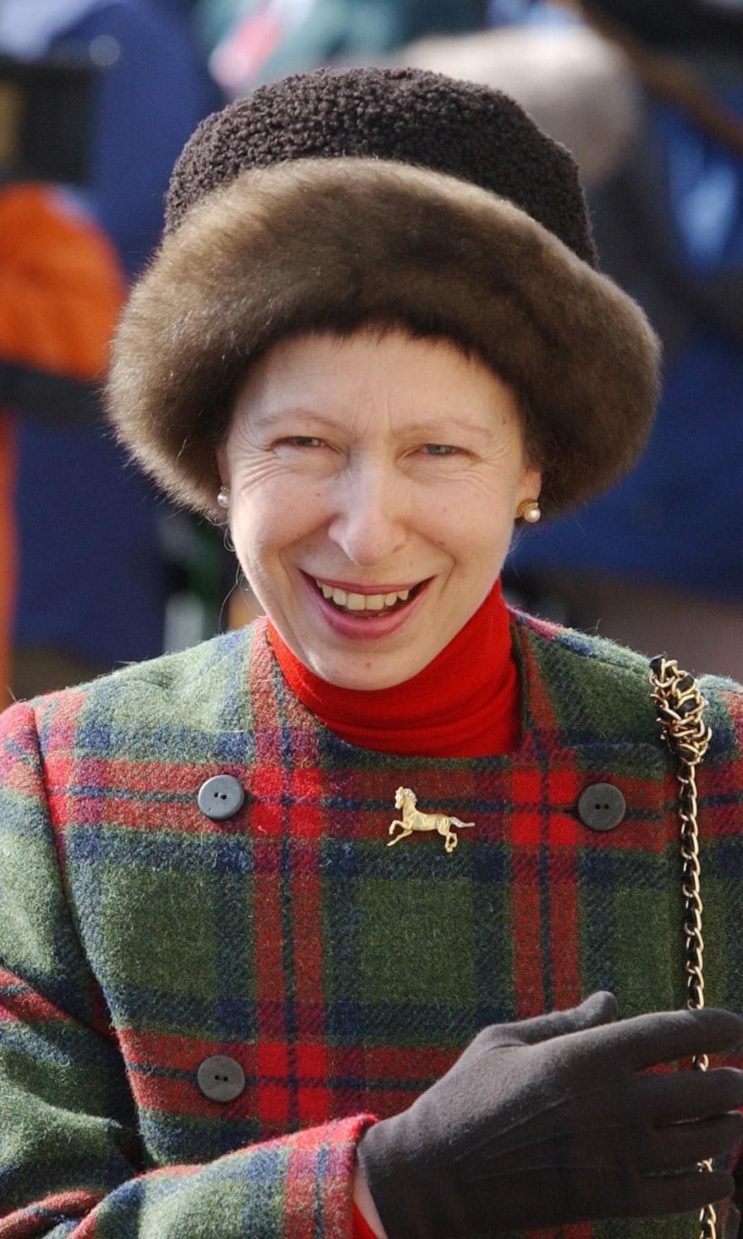 La princesa Ana de Inglaterra con su famoso broche con forma de caballo.