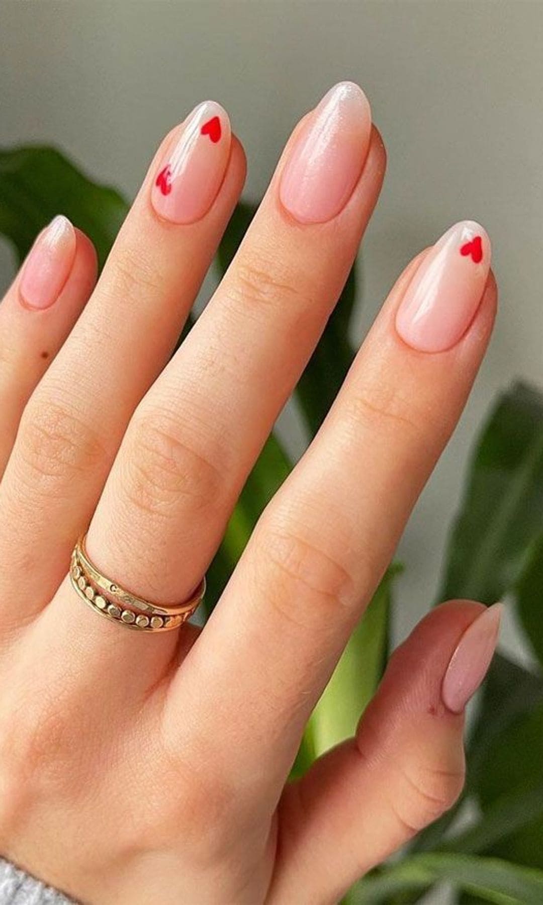 Manicura rosa con corazones