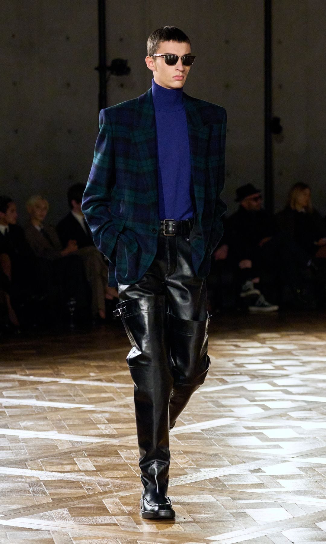 Un vistazo al look de pasarela de Saint Laurent