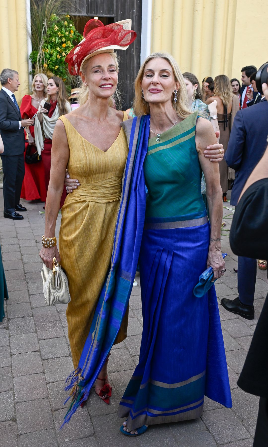 Madrinas de boda con looks en azul sari belén rueda