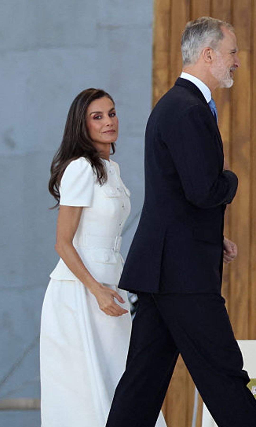 La reina Letizia vuelve acertar con el 'privilegio del blanco' esta vez emulando uno de los looks más aplaudidos de Kate Middleton