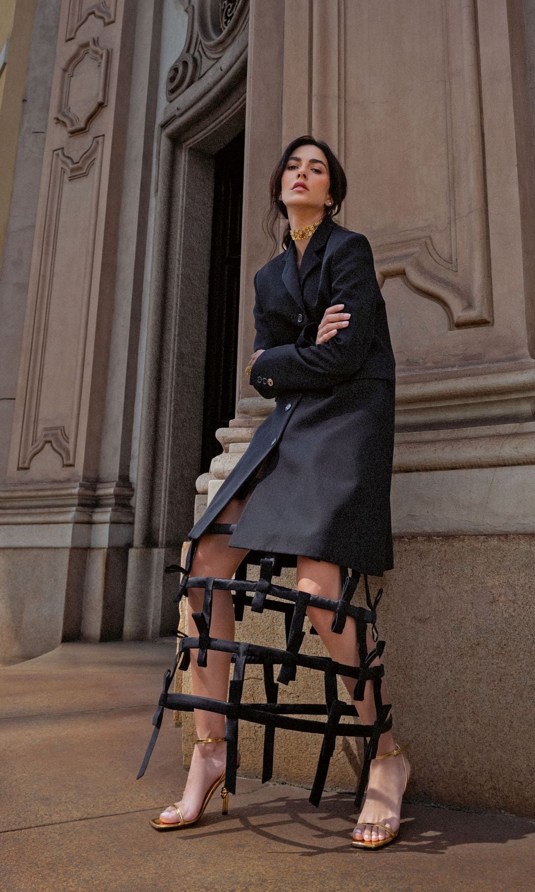 Declaración de intenciones: Rocío Muñoz Morales siente una fuerte conexión con la moda: “Es una forma de expresión, una manera de contar historias, de transmitir sentimientos sin palabras”. En esta imagen, posa con abrigo, y falda, de Moschino; sandalias, de Bottega Veneta, y collar y anillos, de Swarovski