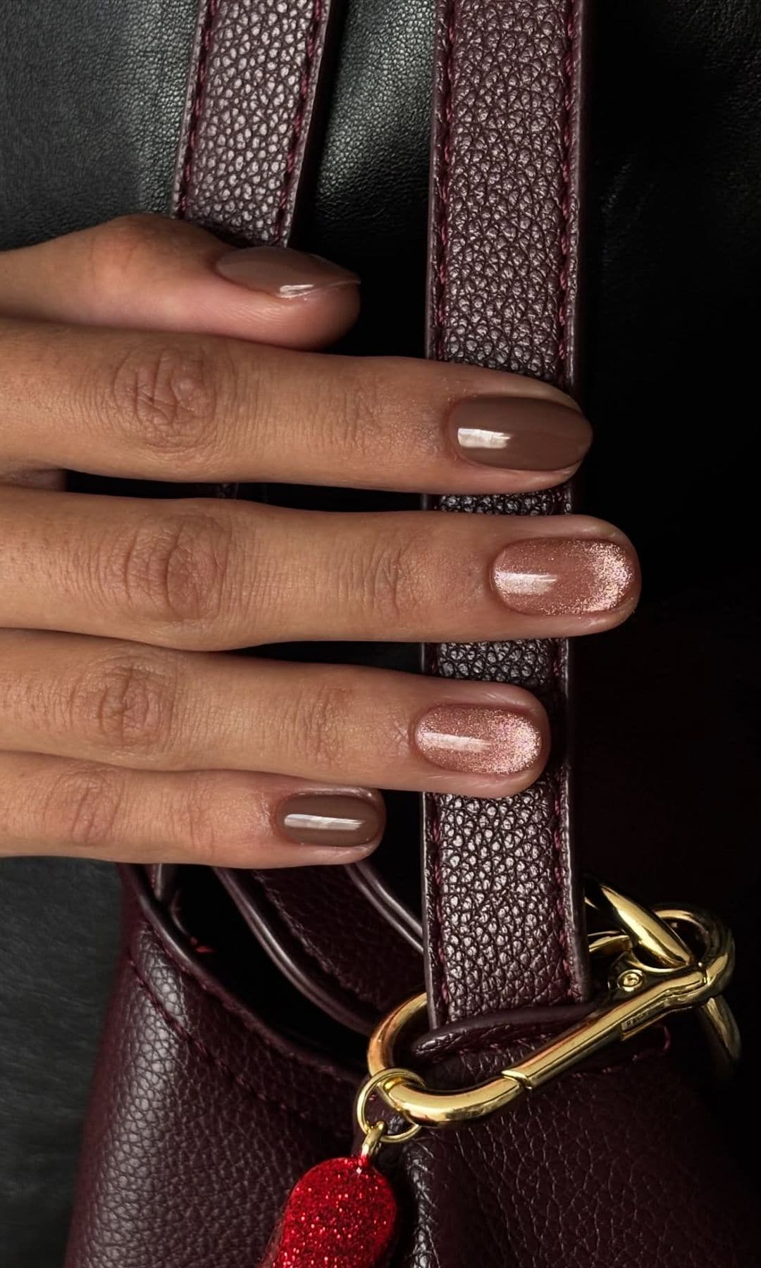 Manicura ojo de gato en marrón chocolate