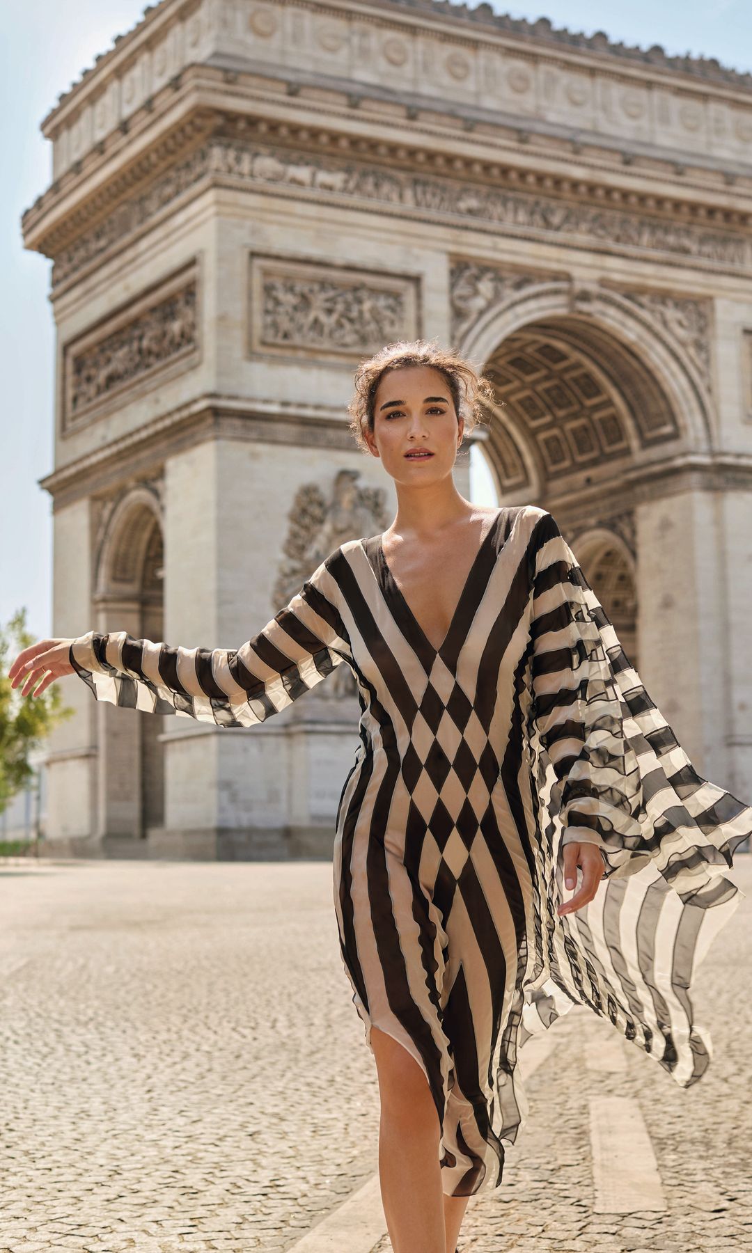 Liviano, fluido, como una caricia que dibuja la silueta femenina. Así se concibe este vestido con el que Bárbara Mirjan pasea por la Ciudad de la Luz y que forma parte de la colección de alta costura de Fendi