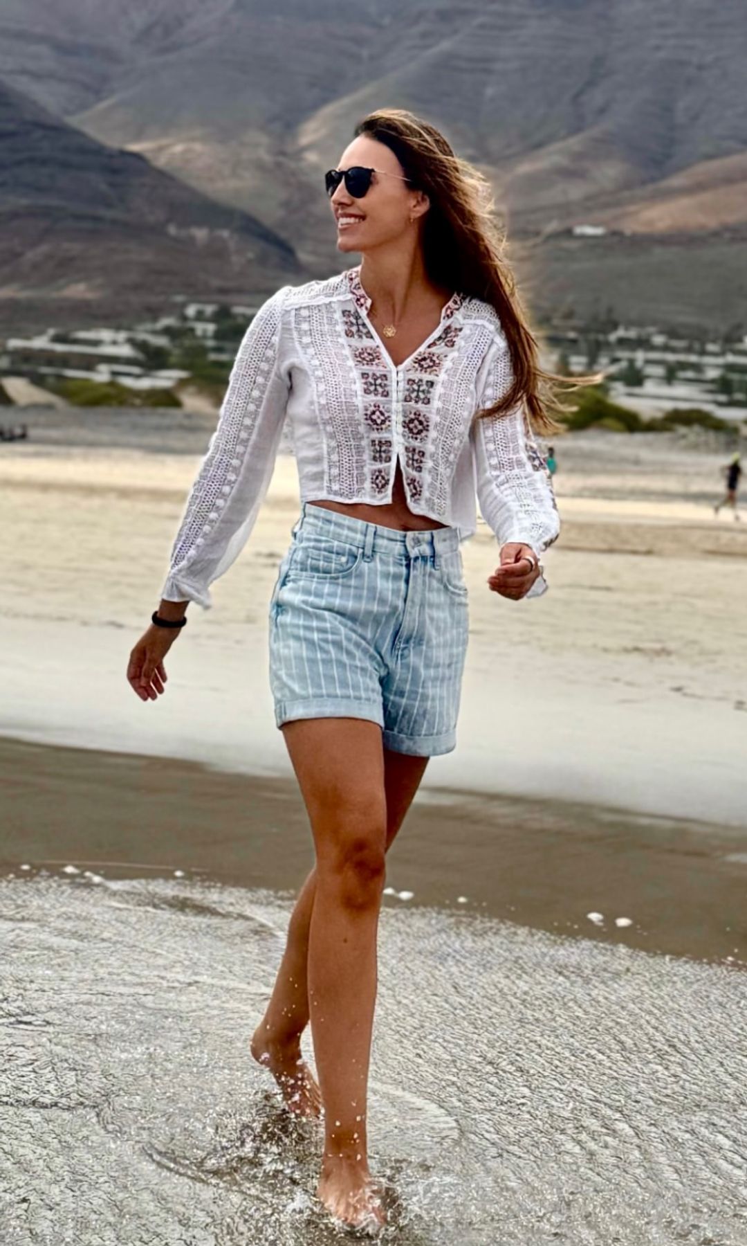 Helen Lindes disfruta de Lanzarote con sus hijos y nos deja sus mejores looks de verano: de la blusa bohemia al total look negro